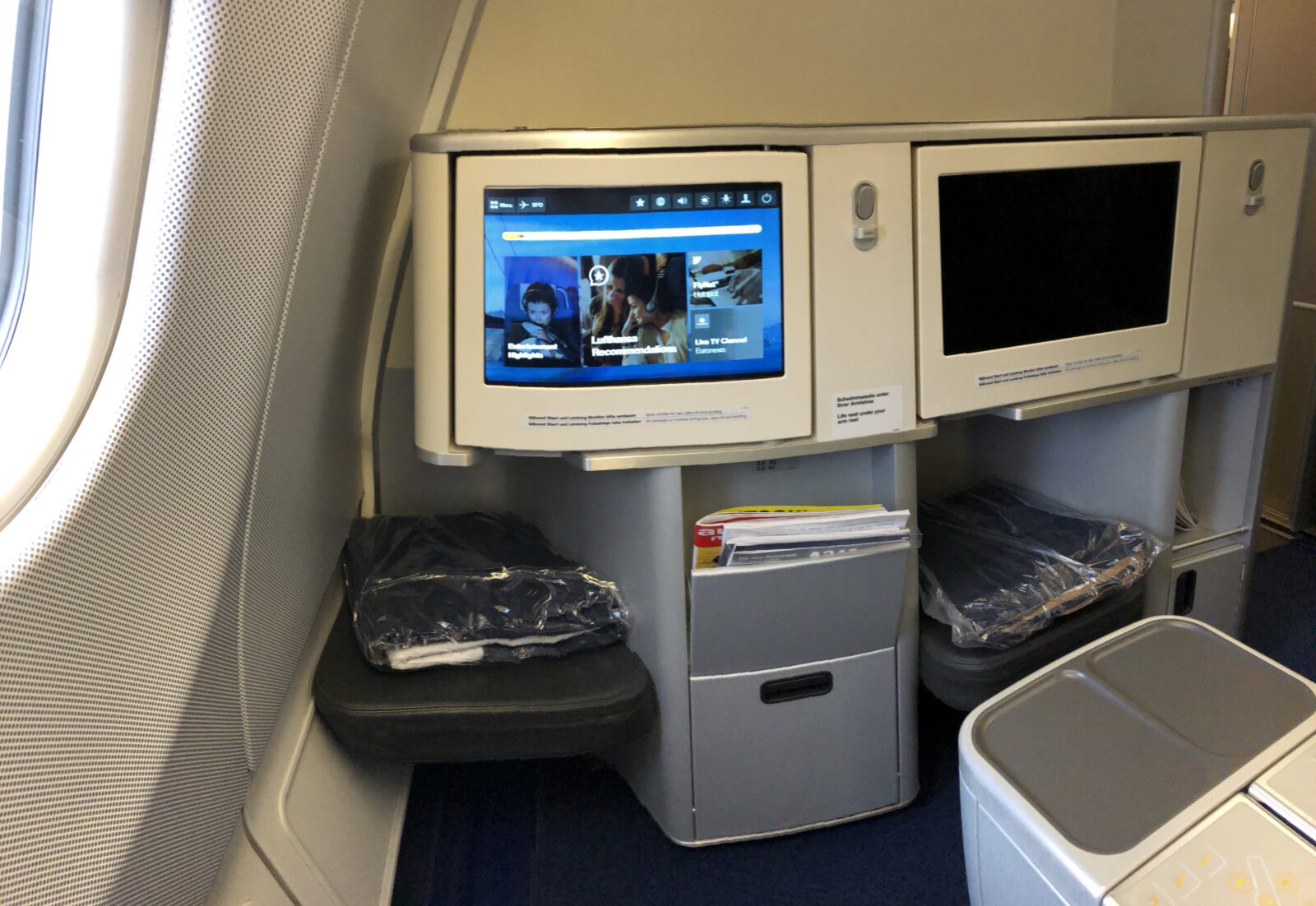 Platz und Bildschirm in der Lufthansa Business Class