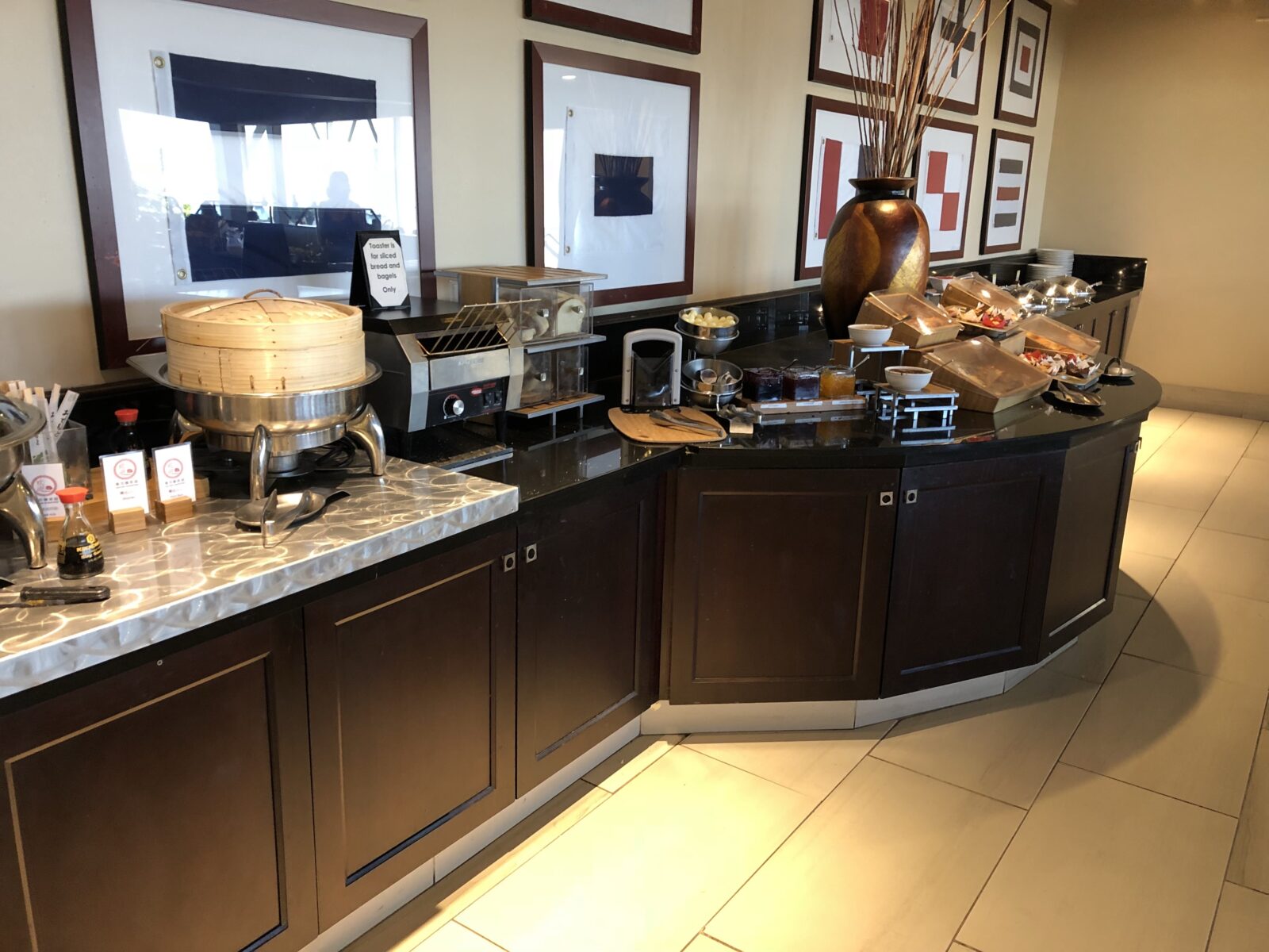 Frühstücksbereich Blick auf Frühstücksbuffet