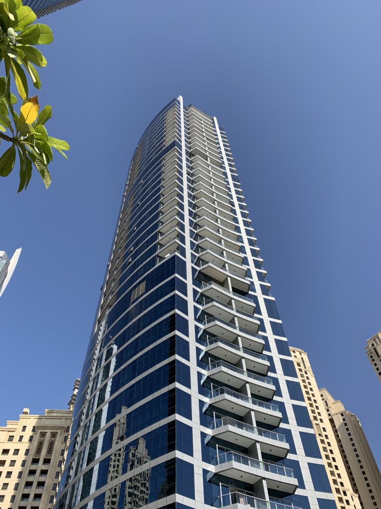 Intercontinental Dubai Marina mit Blick aufs Gebäude