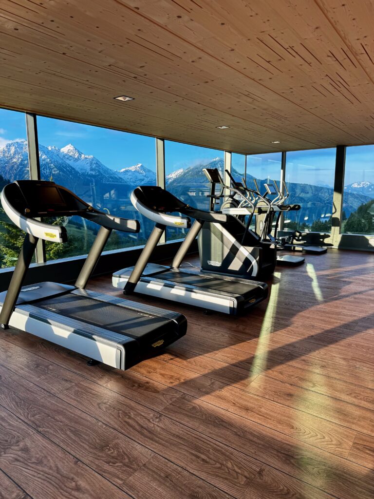 Fitnessstudio mit Bergpanorama im Kinderhotel Oberjoch Familux Resort