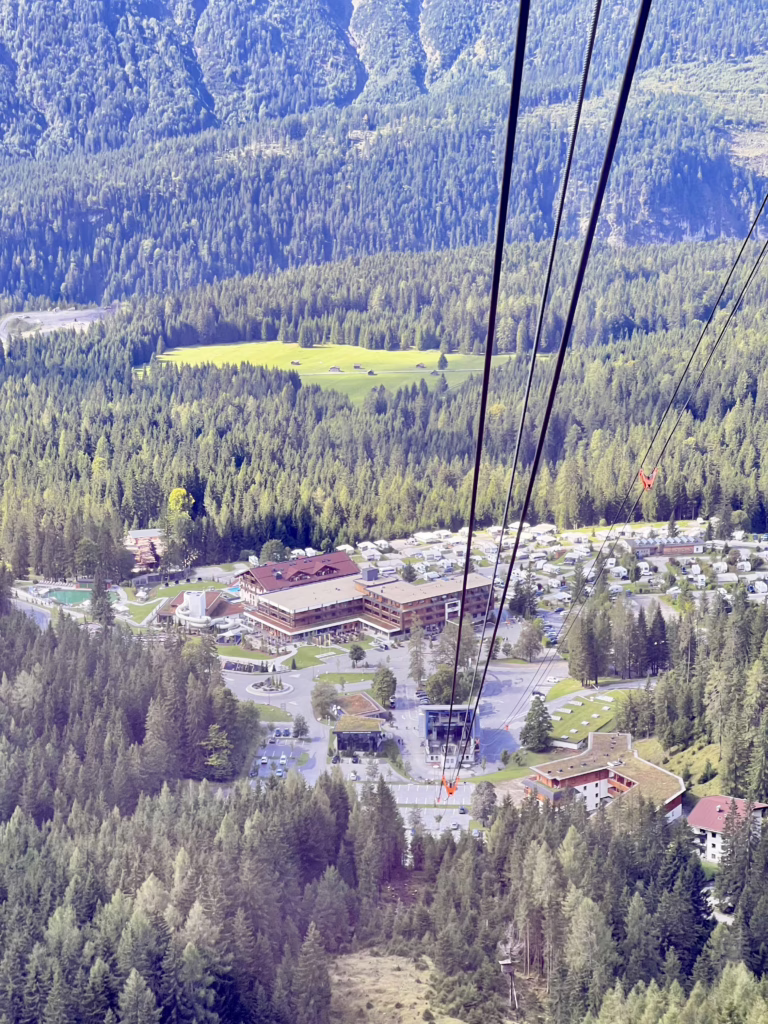 Blick von der Zugspitzbahn auf das Zugspitz Resort Ehrwald